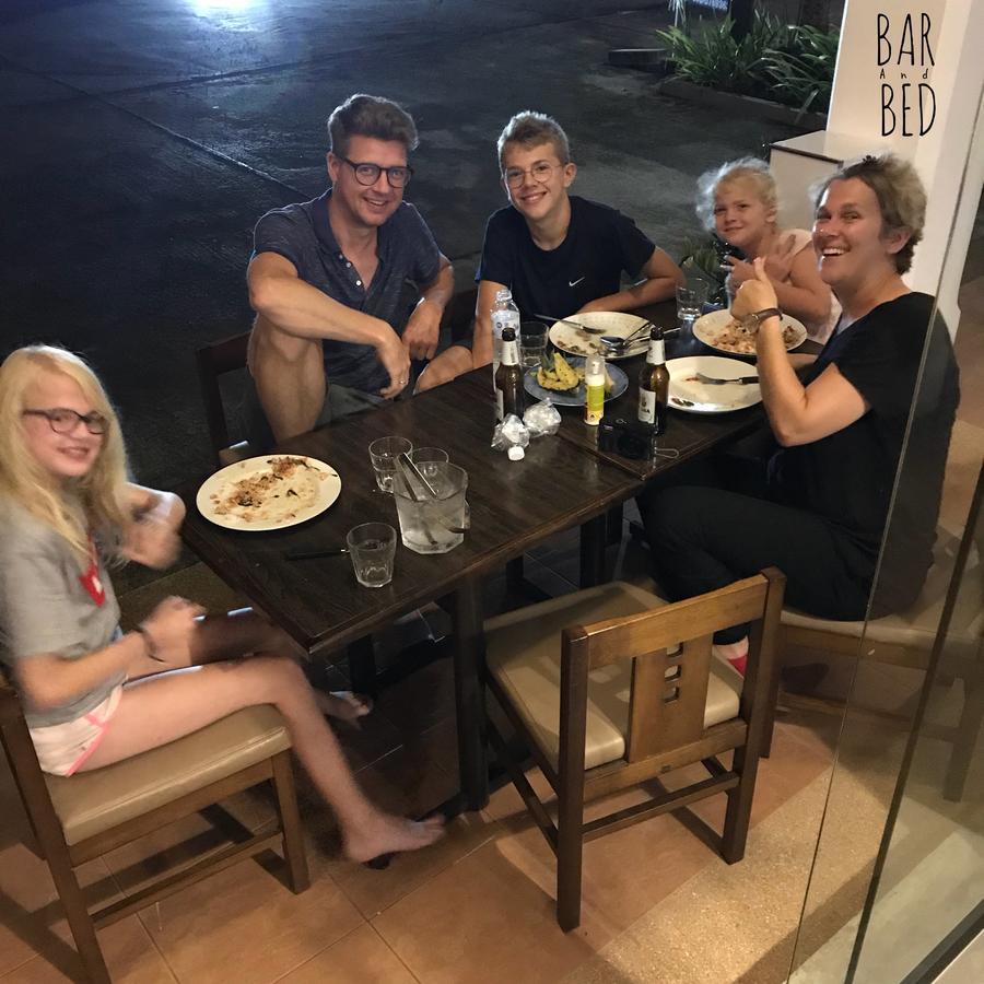 Barandbed Urt Hostel Surat Thani Buitenkant foto